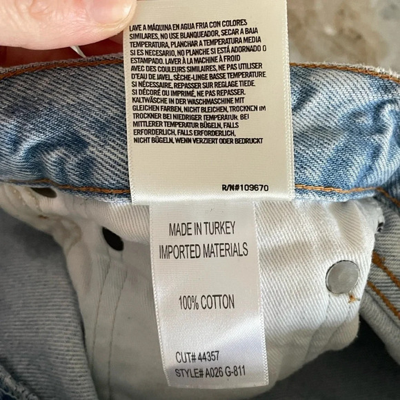 AGOLDE Parker Vintage Loose Fit Cut-Off Shorts in Swapmeet Size 25 - Picture 7 of 9